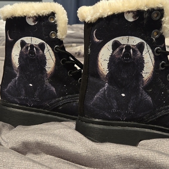 Rogue and Wolf winter Spirit bear boots - Picture 2 of 7